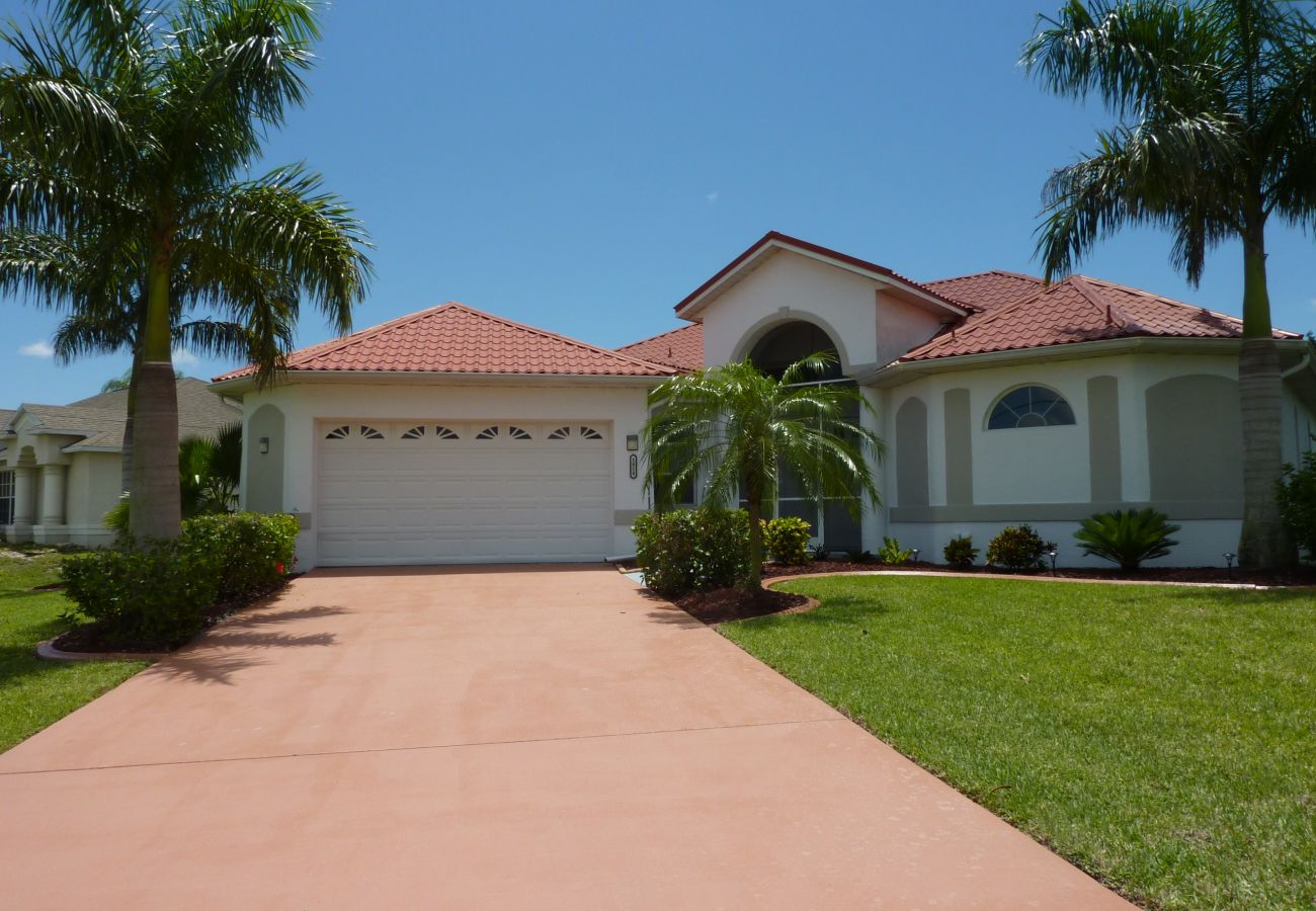 House in Cape Coral - CCVR Villa Paloma - Beautiful Off Water Home with South Facing Pool Area