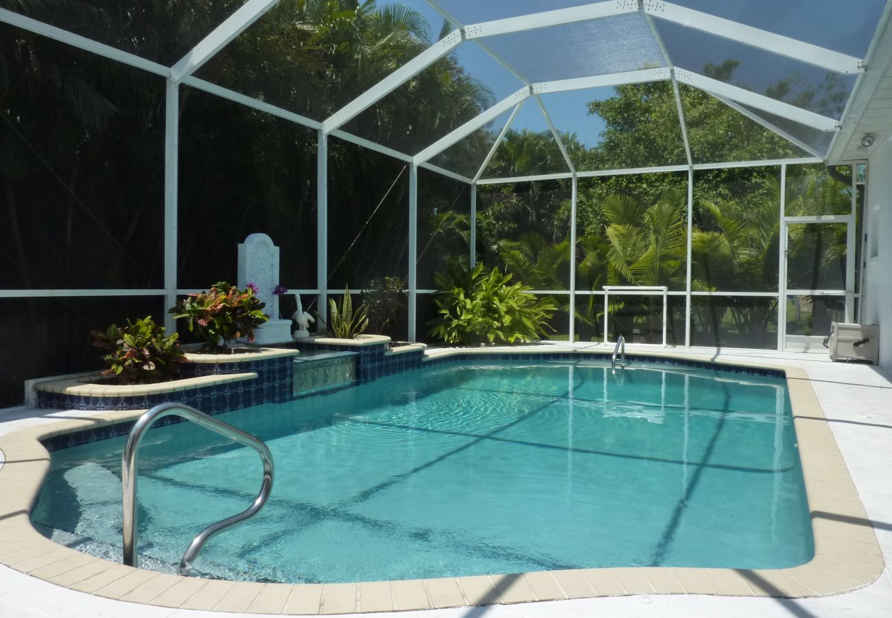 House in Cape Coral - CCVR Villa Paloma - Beautiful Off Water Home with South Facing Pool Area