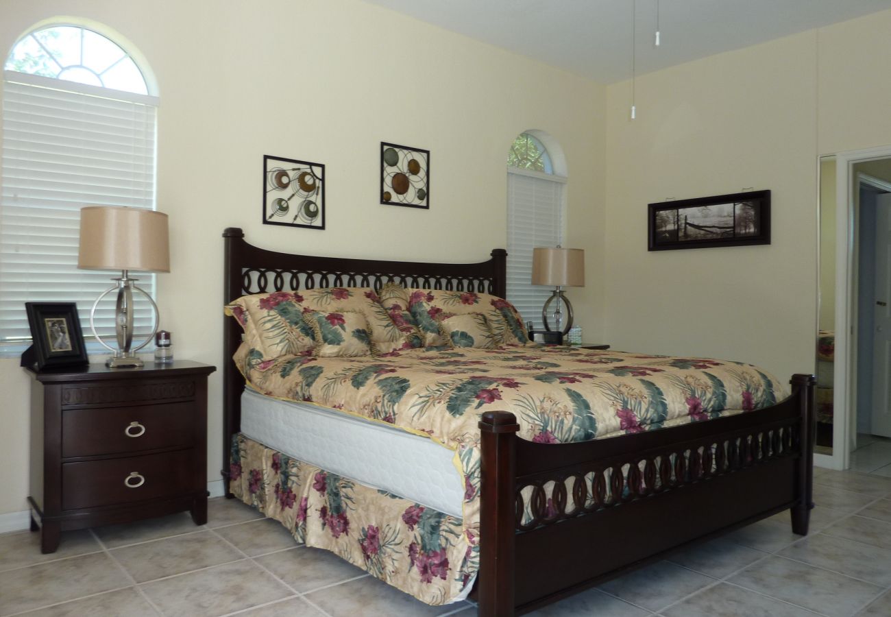 House in Cape Coral - CCVR Villa Paloma - Beautiful Off Water Home with South Facing Pool Area