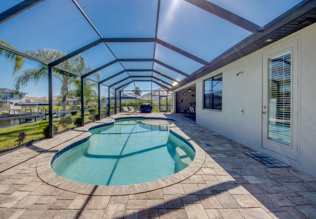 House in Cape Coral - CCVR Villa Antigua - Beautiful & Upscale Gulf Access Home