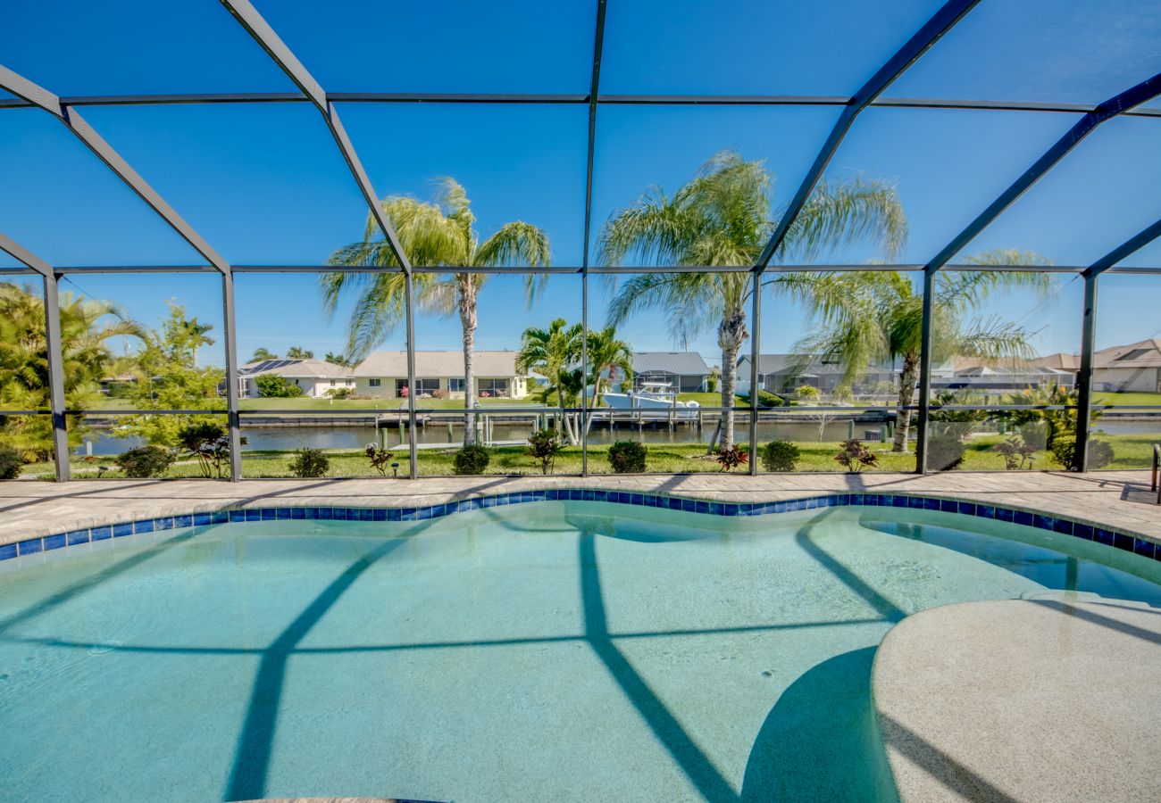 House in Cape Coral - CCVR Villa Antigua - Beautiful & Upscale Gulf Access Home