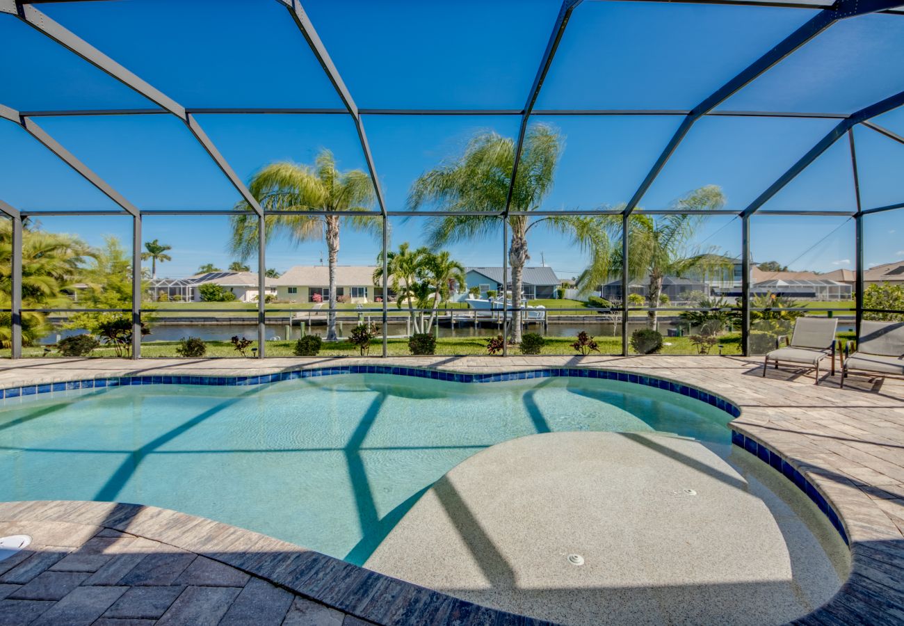 House in Cape Coral - CCVR Villa Antigua - Beautiful & Upscale Gulf Access Home