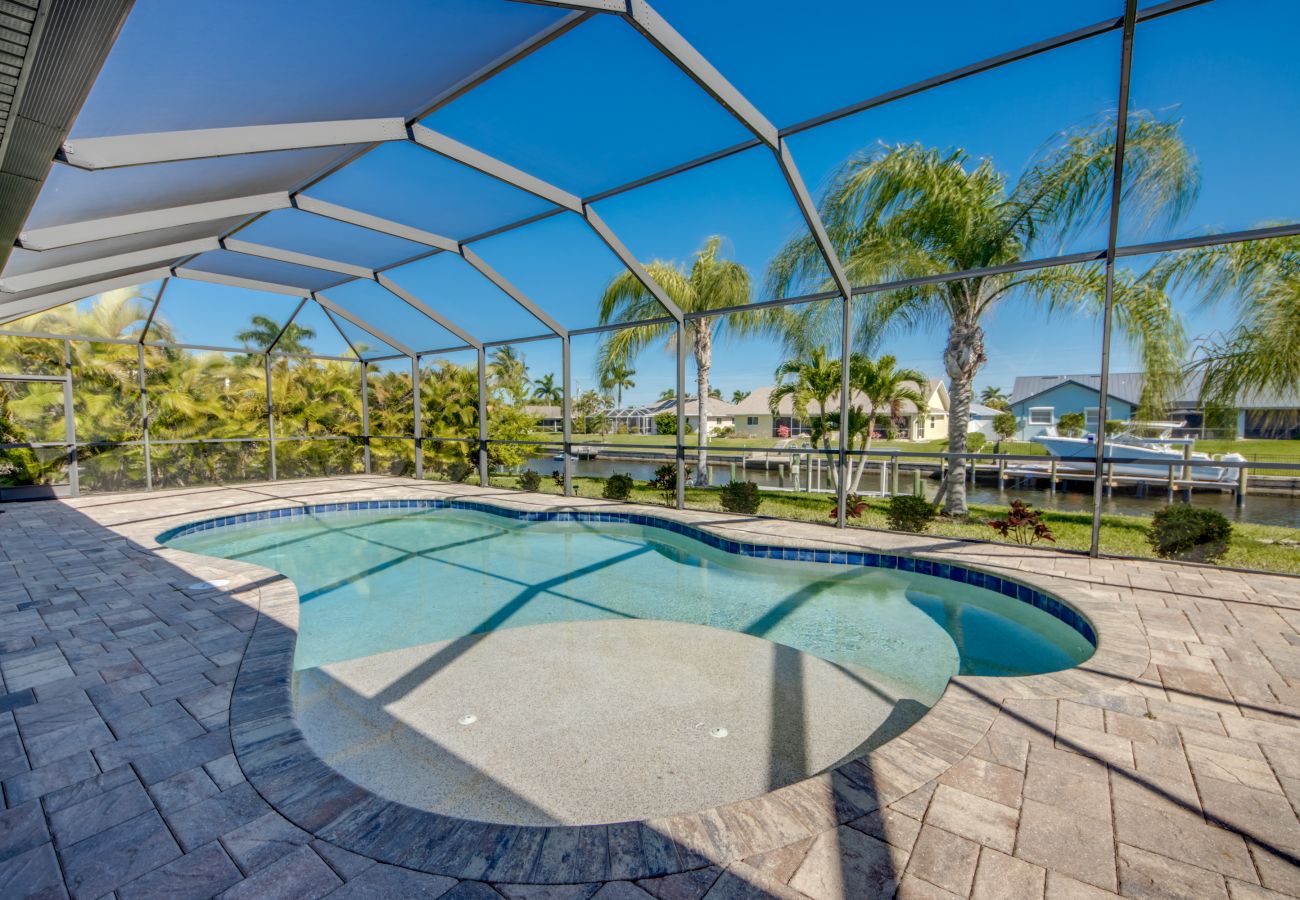 House in Cape Coral - CCVR Villa Antigua - Beautiful & Upscale Gulf Access Home