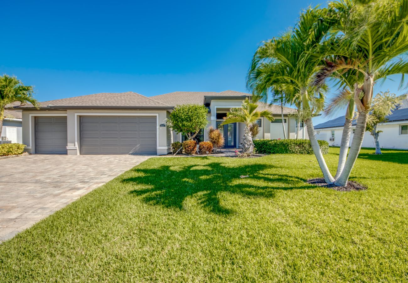 House in Cape Coral - CCVR Villa Antigua - Beautiful & Upscale Gulf Access Home