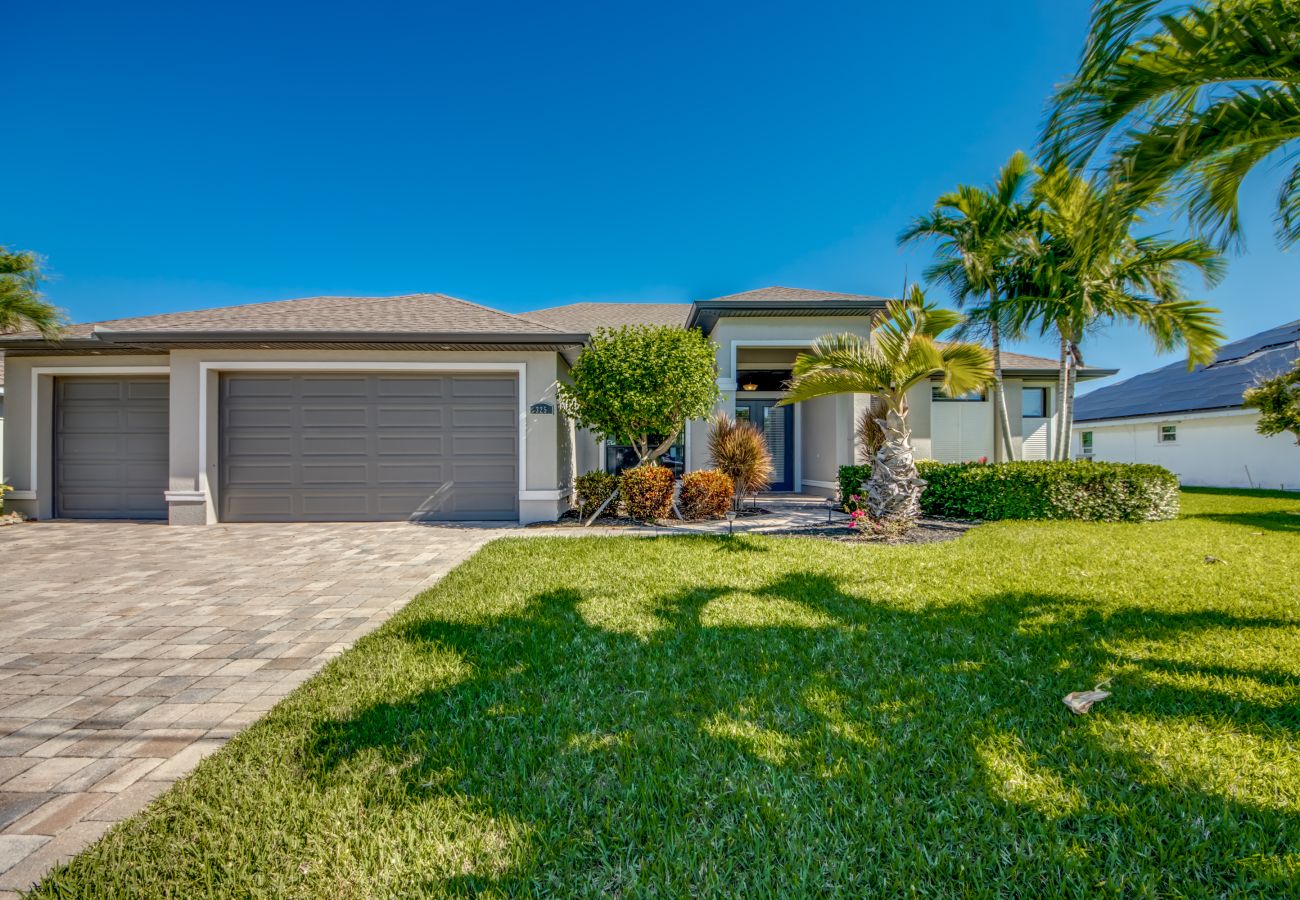 House in Cape Coral - CCVR Villa Antigua - Beautiful & Upscale Gulf Access Home