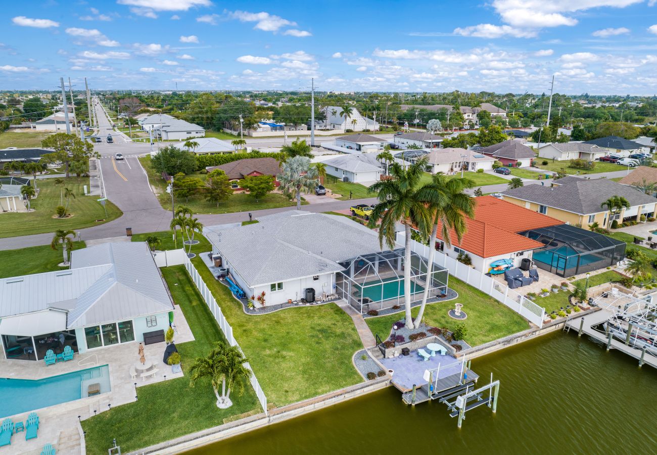 House in Cape Coral - CCVR - Villa Turtle Cove - Beautiful lake front pool home