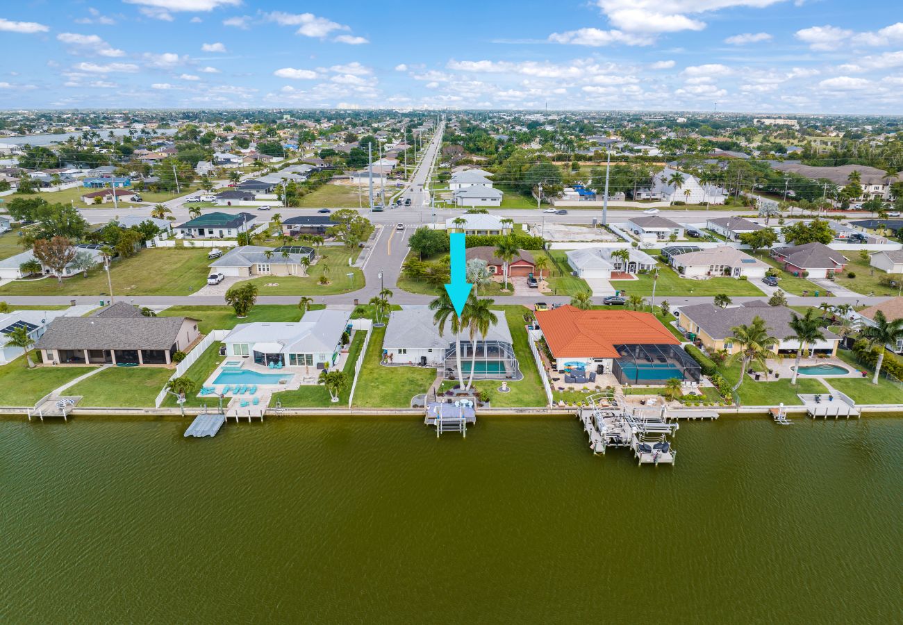 House in Cape Coral - CCVR - Villa Turtle Cove - Beautiful lake front pool home