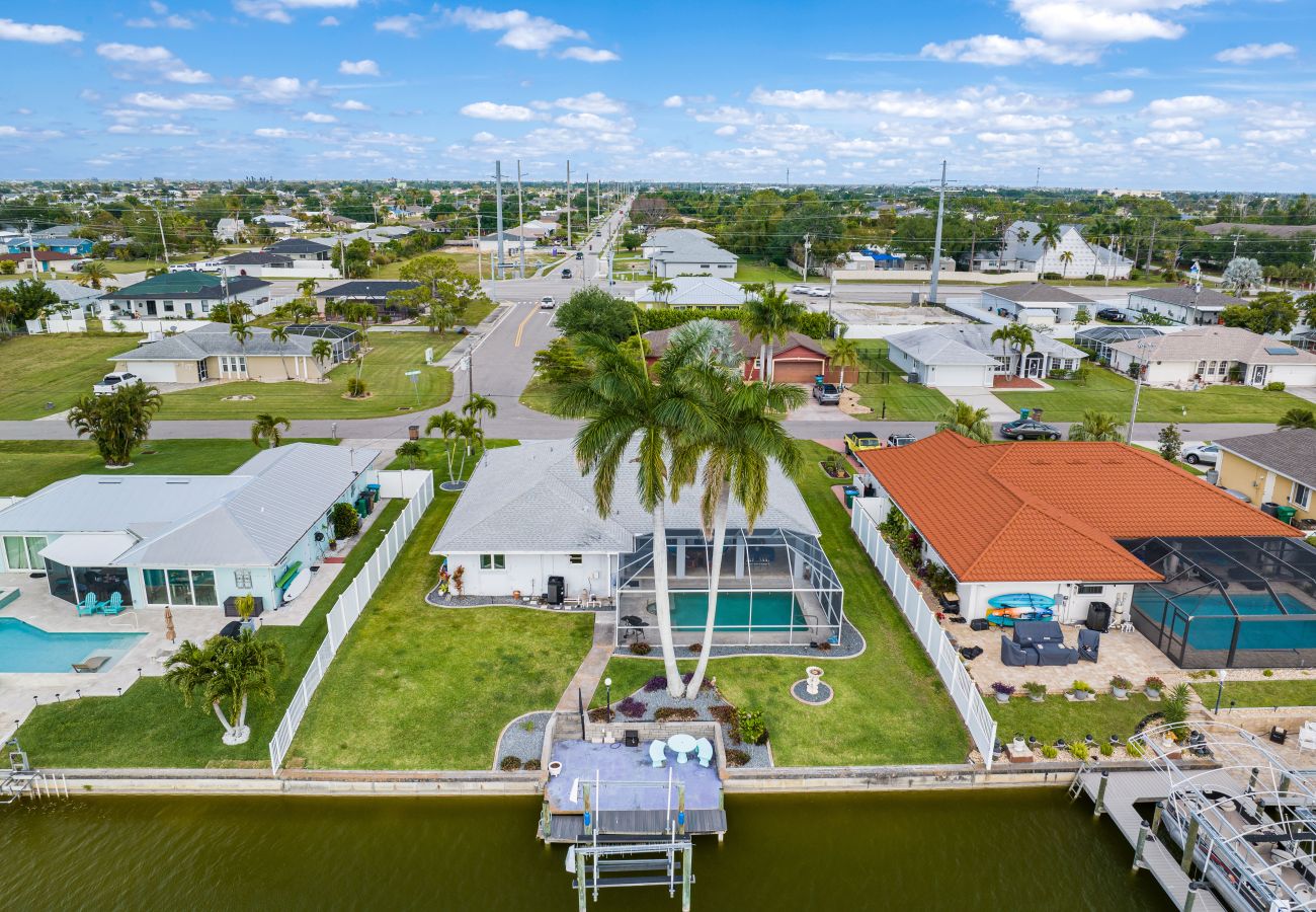 House in Cape Coral - CCVR - Villa Turtle Cove - Beautiful lake front pool home