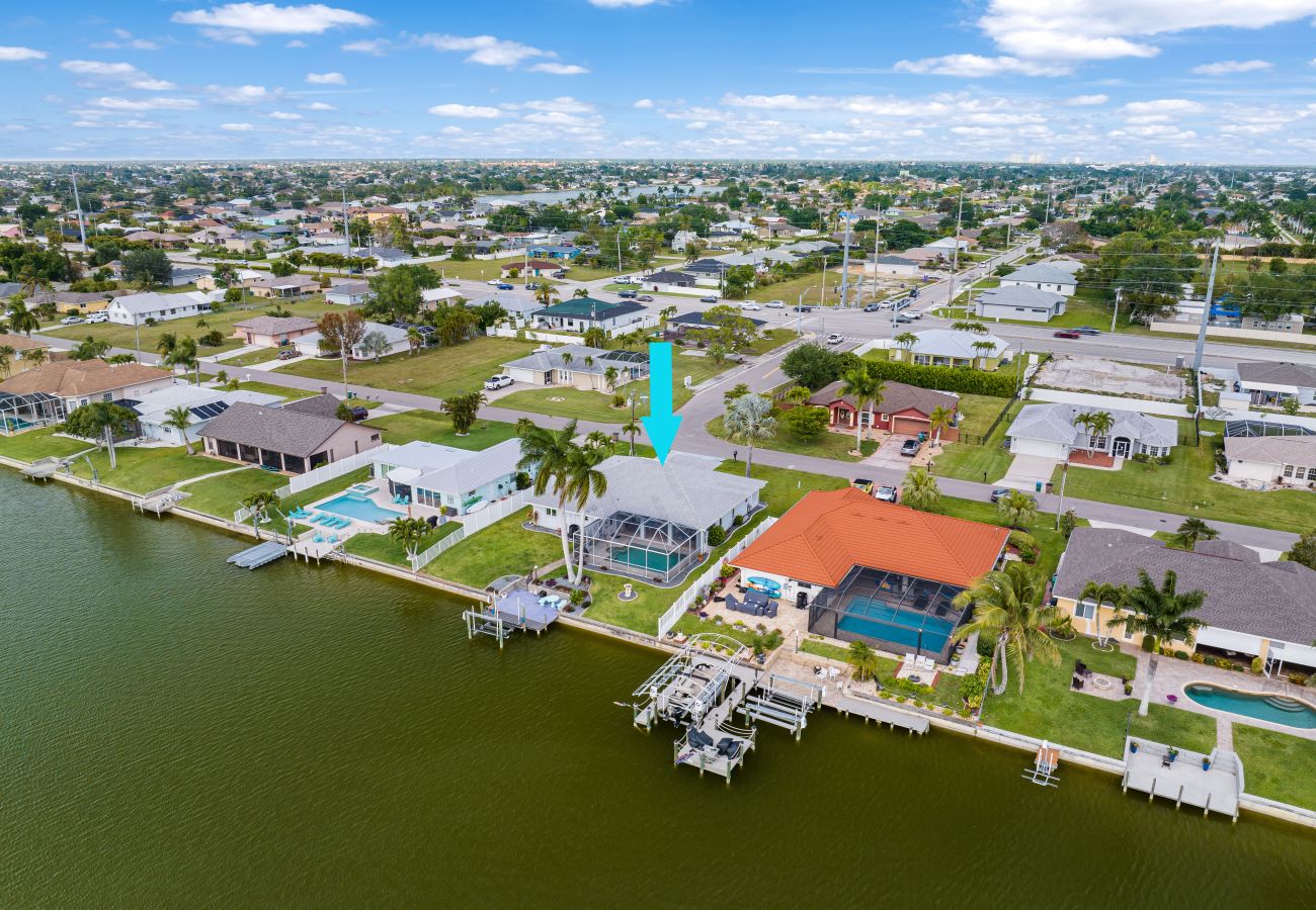 House in Cape Coral - CCVR - Villa Turtle Cove - Beautiful lake front pool home