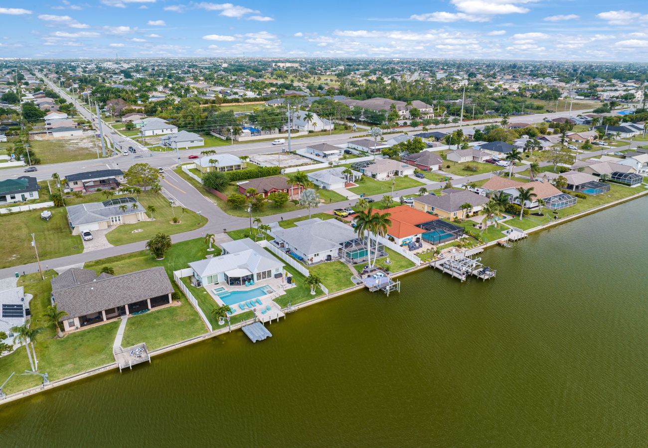 House in Cape Coral - CCVR - Villa Turtle Cove - Beautiful lake front pool home