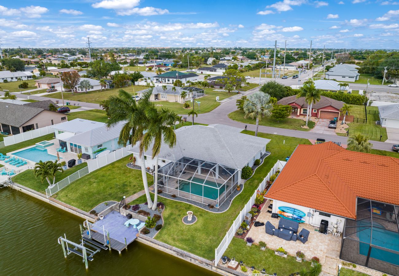 House in Cape Coral - CCVR - Villa Turtle Cove - Beautiful lake front pool home