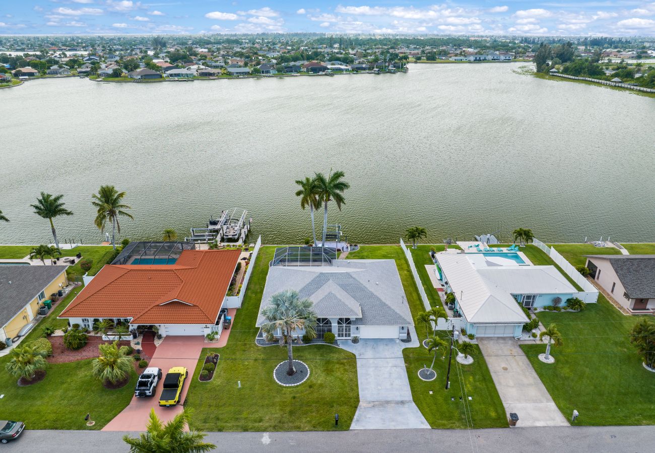 House in Cape Coral - CCVR - Villa Turtle Cove - Beautiful lake front pool home