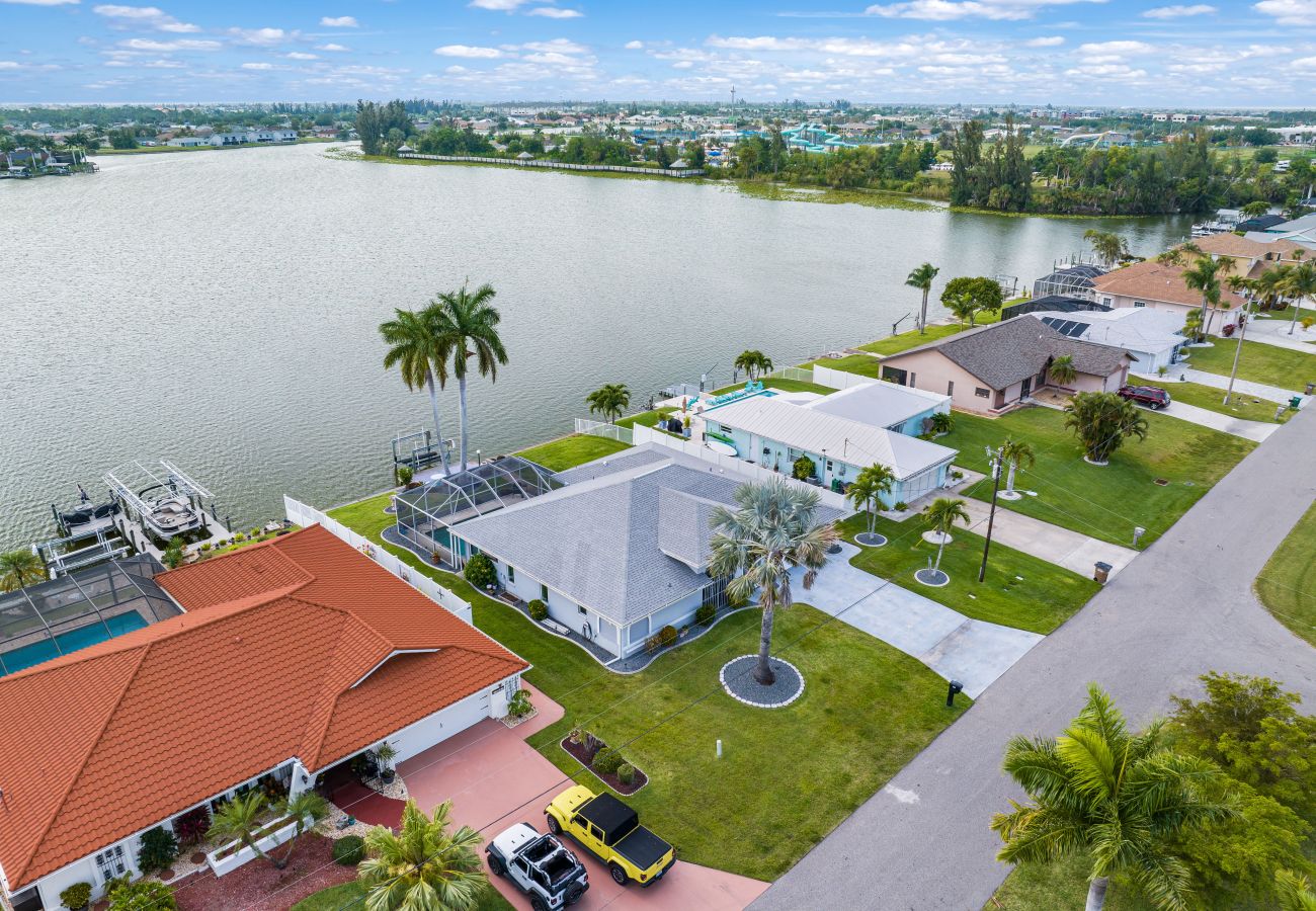 House in Cape Coral - CCVR - Villa Turtle Cove - Beautiful lake front pool home