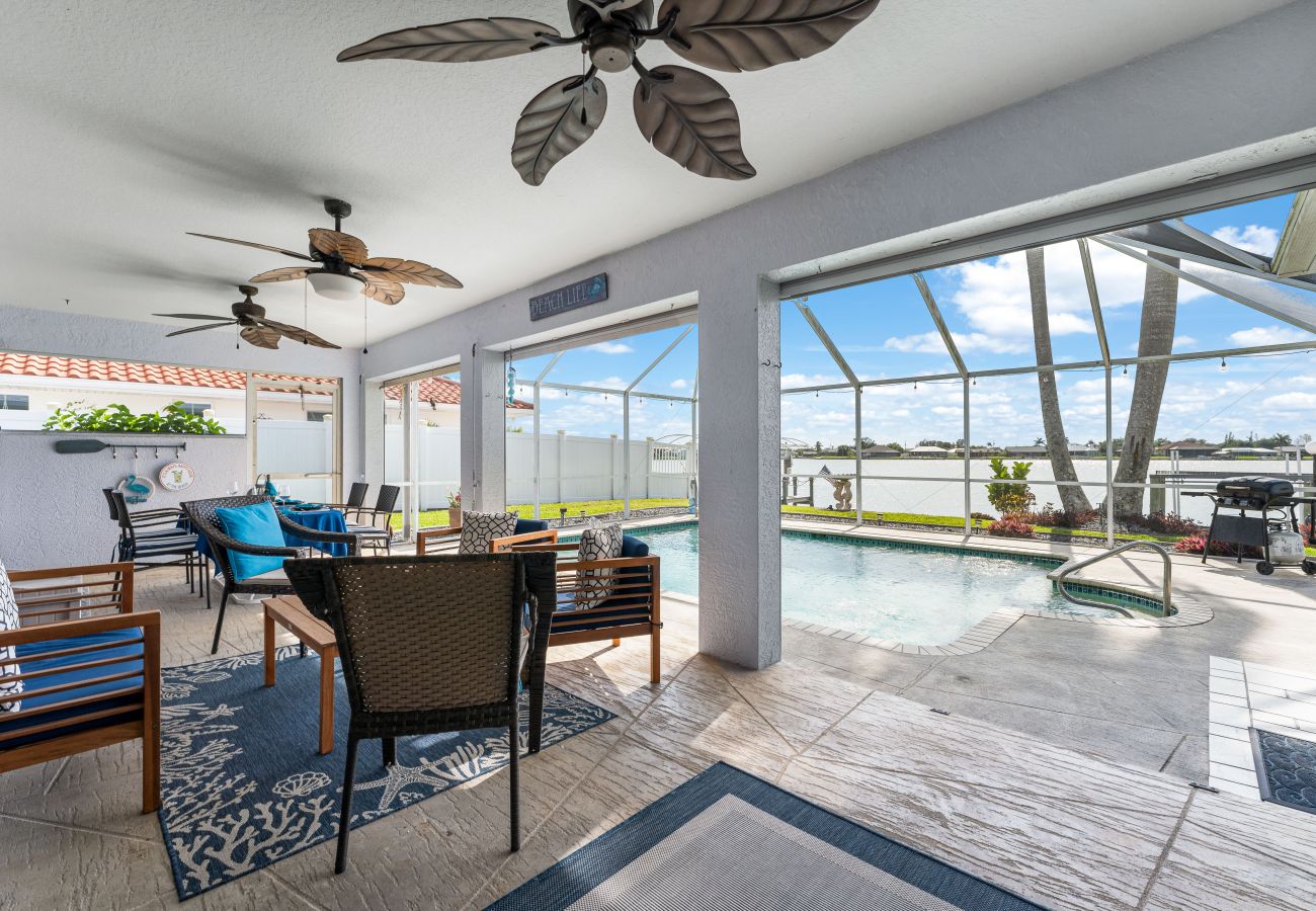 House in Cape Coral - CCVR - Villa Turtle Cove - Beautiful lake front pool home