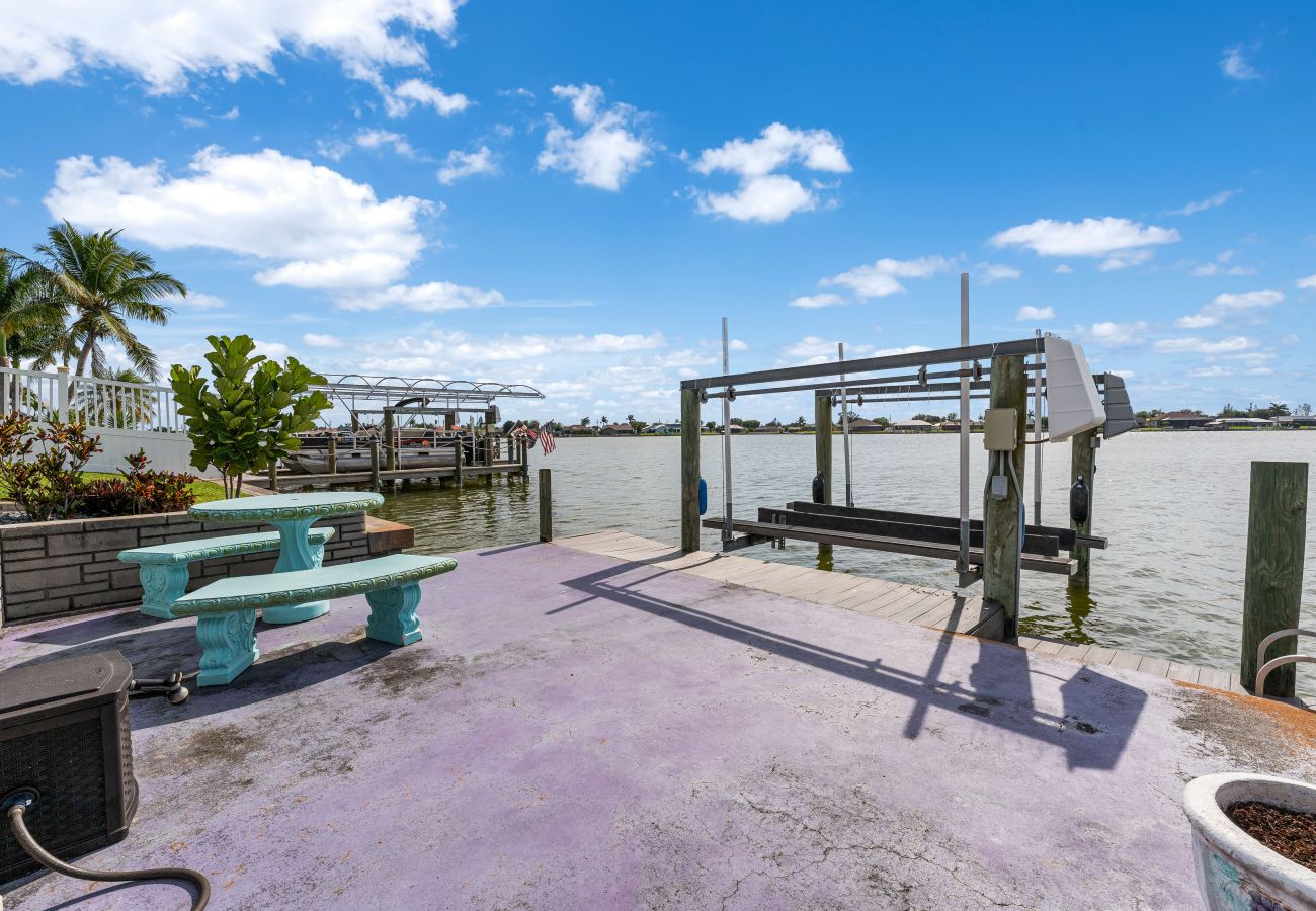 House in Cape Coral - CCVR - Villa Turtle Cove - Beautiful lake front pool home