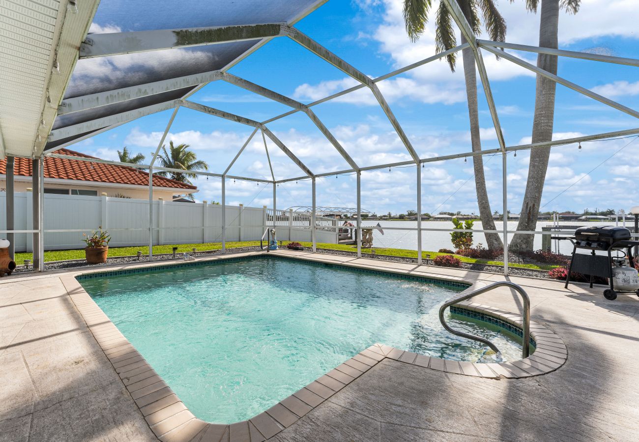 House in Cape Coral - CCVR - Villa Turtle Cove - Beautiful lake front pool home