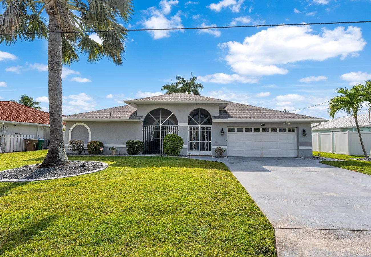 House in Cape Coral - CCVR - Villa Turtle Cove - Beautiful lake front pool home