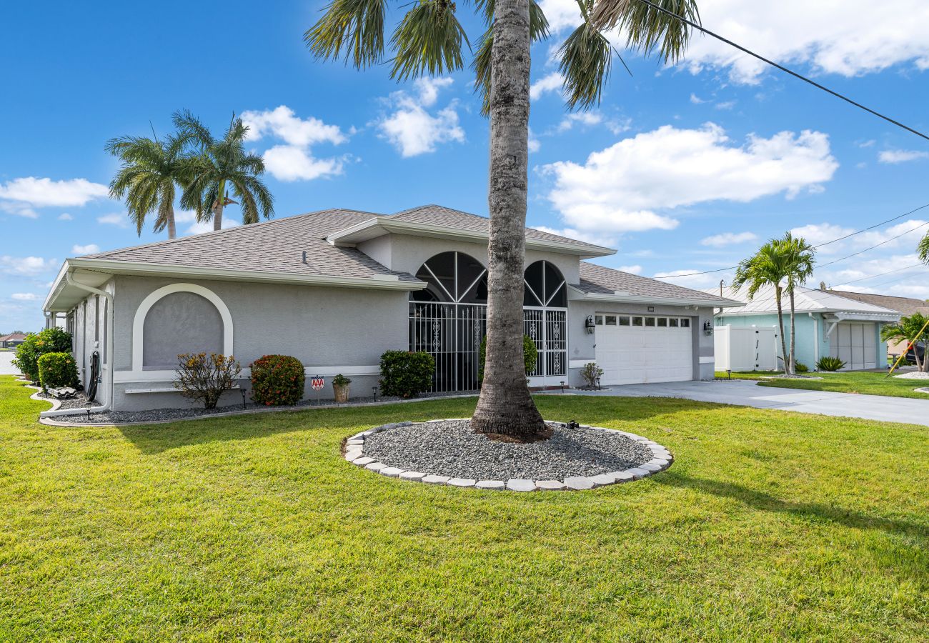 House in Cape Coral - CCVR - Villa Turtle Cove - Beautiful lake front pool home