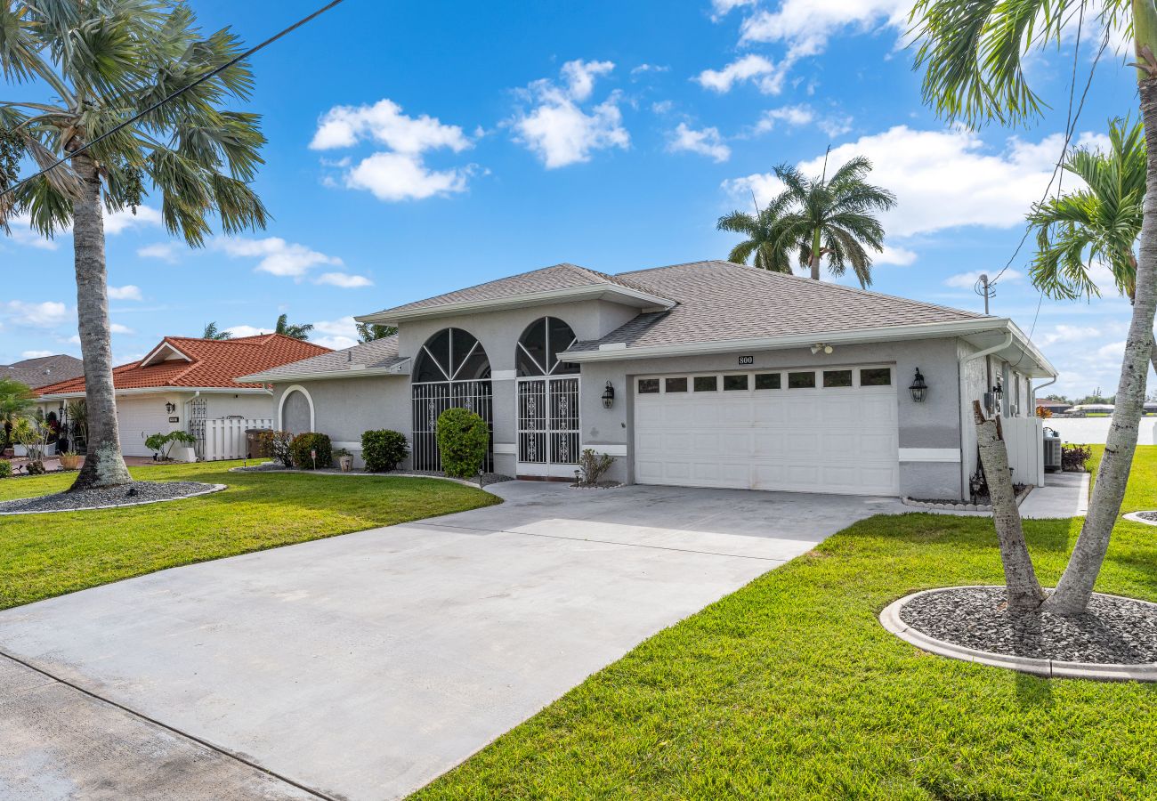 House in Cape Coral - CCVR - Villa Turtle Cove - Beautiful lake front pool home