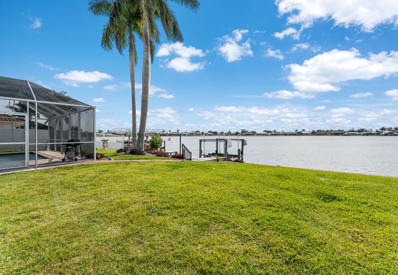 House in Cape Coral - CCVR - Villa Turtle Cove - Beautiful lake front pool home