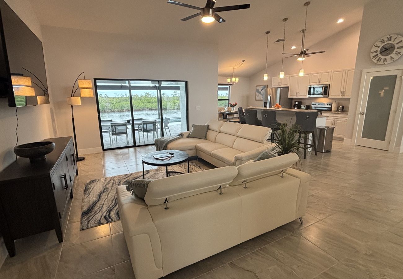 House in Cape Coral - CCVR Villa Sandi - Gulf Access Home with great water views